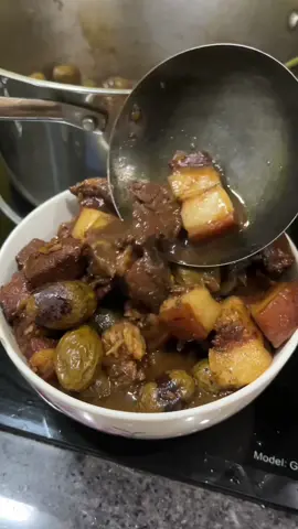 Mưa gió k phải đi làm hdv đành vào bếp 😂  #amthuc #thitkhotram #Soncancook #hdvngheovuotkho 