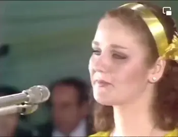 ‏أنا أعمِل إيه لمّا تِنده لي عينيه ؟!  وأمّا أغمّض عالهَوى لا الناس تشوفه بعنييا يفتن عليّ الهَوَى ،  #أنا_أعمل_إيه  #ميّادة_الحناوي #صباح_الجَمال 🌹