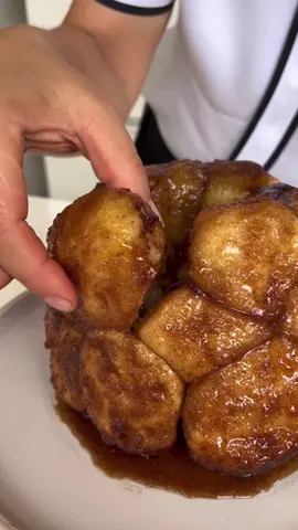 Małpi chleb jak z amerykańskich filmów składniki: rozczyn 10 g drożdży 50 g mąki 50 g mleka ciasto: 250 g mleka, 1 jajko łyżeczka miodu łyżka cukru 450 g mąki pszennej szczypta soli. 2 łyżki cynamonu 120 g masła rozpuszczonego, pieczemy Ok 30 min w 180 stopniach #monkeybread #ciasto #ciastodrożdżowe #chleb #śniadanie #przepis #przepisy #kuchniaamerykańska #amerykańskiejedzenie #kuchniapolska #deser #jedzenie #gotowanie 