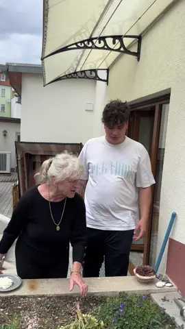 Oma bekommt es wieder zurück #prank #oma #enkel 