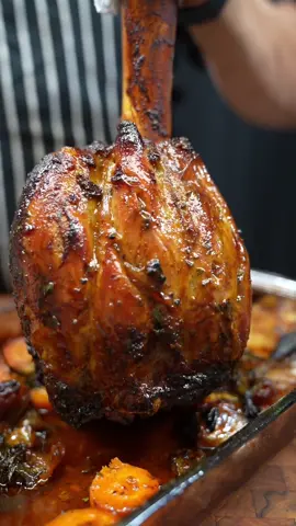 #vealshank #stincodivitello #learwithkhalidel #EasyRecipe  . . 🇺🇸 For the veal shank 1 veal shank 2 tablespoons of mustard 1 teaspoon paprika 1/2 tablespoon dried marjoram Oil to taste 1 tablespoon honey Balance, pepper Marinate the shank with this cream, add 2 carrots, 2 onions, garlic, rosemary and sage and 1.5L water or meat gravy. Cook at 170 degrees for 4 hours.  . . 🇮🇹 Per lo stinco di vitello  1 stinco di vitello  2 cucchiai senape  1 cucchiaino paprika  1/2 cucchiaio maggiorana secca Olio qb 1 cucchiaio miele Sale,pepe Marinate lo stinco con questa crema,aggiungete 2 carote,2 cipolle,aglio,rosmarino e salvia e 1,5L acqua o fondo di carne. Cucinate a 170 gradi per 4 ore. . . @Giallozafferano 