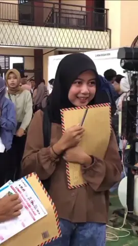 Para pencari pekerjaan ini rela antri dan berdesakan dengan para pencari pekerja lainnya untuk bisa mendapatkan informasi lowongan pekerjaan yang mereka inginkan. Bursa Job Fair 2023 ini didominasi oleh para lulusan baru atau Fresh Graduate yang menginginkan pekerjaan. Mereka mengaku lebih tertarik melamar pekerjaan melalui bursa Job Fair lantaran dirasa lebih welcome terhadap lulusan baru atau non pengalaman. Selain itu, dalam bursa Job Fair juga tersedia puluhan perusahaan, sehingga mereka memiliki banyak pilihan serta kesempatan untuk mendapatkan pekerjaan. Total terdapat 25 stand perusahaan yang disediakan dalam acara Job Fair, baik perusahan lokal Gunungkidul ataupun dari luar Kabupaten Gunungkidul. #sekilasgunungkidul #sekilas_gunungkidul #jobfair  #GUNUNGKIDUL #gunungkidul #wonosari #lowonganpekerjaan #pemkabgunungkidul 