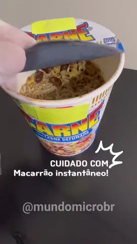 CUIDADO com macarrão instantâneo! 🍜 #macarrao #miojo #microscopio #microbiologia #mundomicro #fyp 