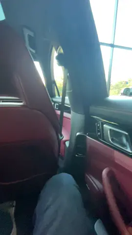 Visão de um passageiro em uma Porsche Panamera 4 E-Hybrid 2020 com o interior em Bordô  - #car #porsche #panamera #panamera4s #911 #gearhead #visão #fy #foryou #vira #viral #mulherdepreso🔓🕊👫💍 