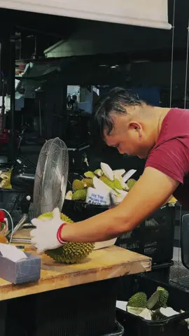 Durians!! See this fruit ninja in action! 🔪  From the moment the durian was picked to the masterful display of precision and speed, the way he effortlessly sliced open the thorny fruit… reveaaaling the creamy goodness inside!! 👅 Wooooots!  Durian lovers?!! 🤌🙋‍♀️🙆‍♀️🙋‍♀️ #singapore #visitsingapore #exploregowhere #exploresingapore #sgfoodies #sgeats #durians #thingstodoinsingapore #hungrygowhere 