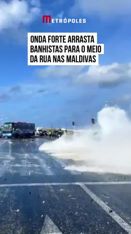 O mar agitado deste sábado (5/8) pegou os banhistas de surpresa na ilha de Malé, nas #Maldivas. Uma onda forte fez com que vários frequentadores do local fosse parar no meio da rua, próximo à ponte #Sinamale, que conecta três ilhas na região. Além dos banhistas, alguns motociclistas acabaram caindo das motos por conta da força da onda. Carros também ficaram cobertos de água. Ainda não há informações sobre prejuízos e feridos. #TikTokNotícias 