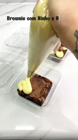 Os detalhes podem fazer total diferença! Ótima opção de venda de brownie 🫶🏻 #brownie #ninhocomnutella #confeitaria #bakery #brownies #dessert 