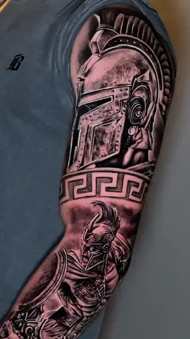 Um pouco do processo da tatuagem. Um pouco de ASMR Fechamento lateral de braço, breve fechamento completo ✅ 