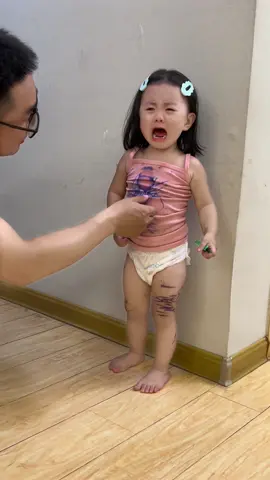 Gòi gòi bà LiuLiu, hoạ sĩ tương lai. Lại mách bố 😂 #baby #babylove #embe #embedangyeu #embedethuong #cute #cutebaby #babiesoftiktok #xuhuong #fyp 