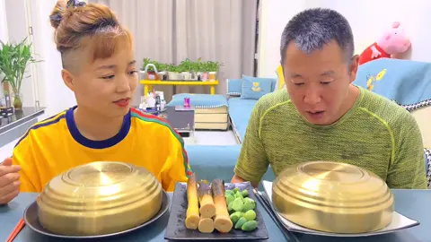 I work with the old man who eats alone every day#fyp #FoodDaily #couplesdaily #eatingvideo
