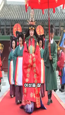 문화재청이 선정한 한국 역사 속 실존한 6대 미녀 순위 #순위 #랭킹   6위 장희빈  조선 숙종의 빈으로, 여성을 잘 언급하지 않는 실록조차 미색이 뛰어났다고 기록  피로 물들인 궁중비사는 그녀의 미모로부터 나왔다고해도 과언이 아니라고하네요  5위 어우동  조선 성종시대 황실 종친녀로, 당대 유명한 조정의 고위 관료들과 성스캔들을 일으켜  풍기문란죄로 교수형에 처해졌다죠, 조선시대 4대 미녀중 한명이라고합니다  4위 기황후  공녀의 신분으로 원나라로 끌려가 순제의 총애를 받는데  오죽 예뻤으면 황후는 몽골인으로 뽑아야한다는 전례도 깨며 황후로 책봉됩니다  3위 수로부인,  당시 신라 최고의 미녀로, 용모가 세간에 결줄 이가 없어 용에 납치된 것도 모자라  한 늙은이는 천길이나 되는 바위에에서 철쭉꽃을 꺾어다주었다죠  2위 도미의 처,   당대 미모가 매우 아름다워 이를 안 백제 개로왕이 동침을 요구  이를 거부하자 화가난 개로왕이 두눈을 뽑아버렸다고하죠  1위 관나부인  고구려 중천왕의 소실로, 당시 위나라에 개박살난 고구려가 이를 무마시키고자  장발에 얼굴천재 관나부인을 갖다바칠만큼 아름다웠다고합니다