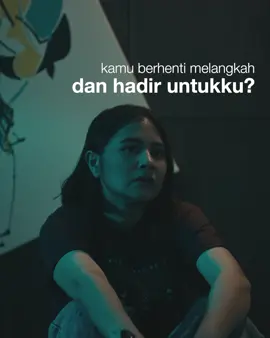 Pernah gak sih ngerasa pasangan tumbuh lebih cepet dari kita? melangkah lebih jauh dari kita? dan kita akhirnya tertinggal di belakang? Itu yang dirasakan Dita ke Ed.  Pernah ngalamin kaya gini gak?  #KetikaBerhentiDiSini #MerayakanKehilangan 