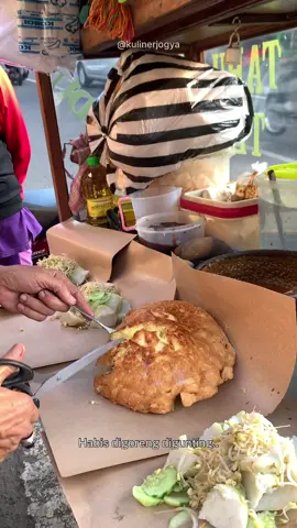 Tahu Tek paling rame di Wirobrajan Jogja nih, siapa yang suka juga? Biasanya bukanya sore ya gaiss, cuma dari jam 16.00-18.00 aja! Kuuy cobain kalo pas ke Jogja! __ 🏡 Tahu Tek Wirobrajan 📍 Jl. Kapten Piere Tendean No.19, RW.08, Wirobrajan, Kota Yogyakarta, Daerah Istimewa Yogyakarta #kulinerjogya #kulinerjogja #tahutek #tahutekjogja #tahutekwirobrajan 