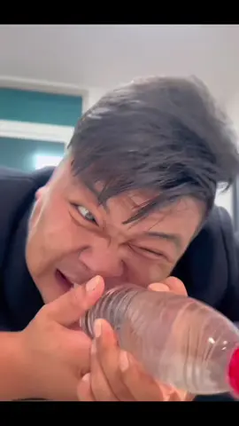 How to drink bottled water correctly?#funny #intertainment #xuhuong #thinhhanh #haitrungquoc #fyp 