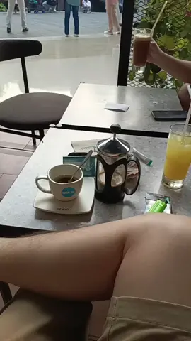 Minggu.  Minum secangkir kopi bersama teman.  waktu luang. 星期天。 和朋友喝杯咖啡。 休闲时刻。