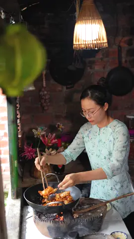 Mọi người hay nghĩ dân miền Tây toàn ăn ngọt, thiệt ra là có dân miền Tây ăn mặn như nhà Út nè! Bữa nay Út có mớ ghẹ sữa, làm ghẹ chiên nước mắm và mấy món ngon, cả nhà làm cùng Út nghen #LearnOnTikTok #ancungtiktok #utvevuon