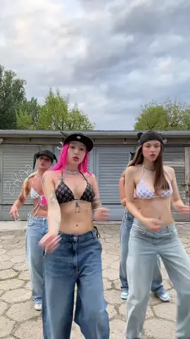 18+ ⚠️#fakebody⚠️ #bodypositive  układ od @ohhLxrd on set w/ the prettiest girls :>>> 
