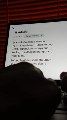 Tuhan juga tahu, saat kau mengelus bahu orang lain, padahal kau jug sama hancurnya.  Sehat-sehat ya wanita tangguh✨ Tag sahabatmu terbaikmu 𝐀𝐩𝐥 𝐞𝐝𝐢𝐭 :  Pixellab Kinemaster  𝐑𝐞𝐟𝐫𝐞𝐧𝐬𝐢 :  𝘊𝘢𝘱𝘵𝘪𝘰𝘯 : | 𝘉𝘢𝘩𝘢𝘯 𝘬𝘰𝘯𝘵𝘦𝘯 : imyourstrangerr | S𝘶𝘮𝘣𝘦𝘳𝘨𝘢𝘮𝘣𝘢𝘳 : | speaker : | 𝘉𝘢𝘤𝘬𝘴𝘰𝘶𝘯𝘥 :  #kutulisi #quotes #fyp 