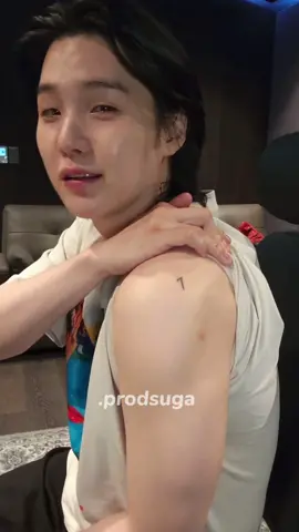 — Live de Yoongi enseñando su tatuaje #BTS #tradbtsvlive #tradbtsweverselive #suga #yoongi #SUGAlive #bts7tattoo #btsxarmy #fyp 