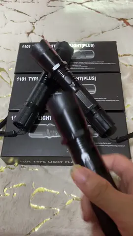Đèn pin 1101 plus #tuve #tựvenu #tựve #đènpinsieusang #denpinchichdien #denpintuve 