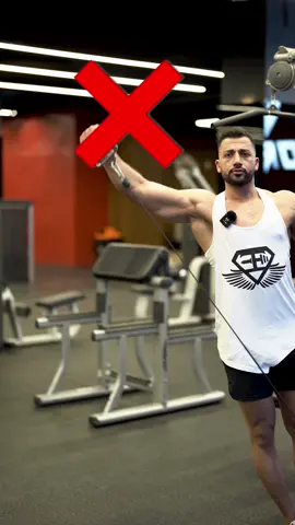 ازاي تلعب رفرفه علي الكابل بشكل صح✅‼️ #omarhadyo #nutrition #rightandwrong #workout 