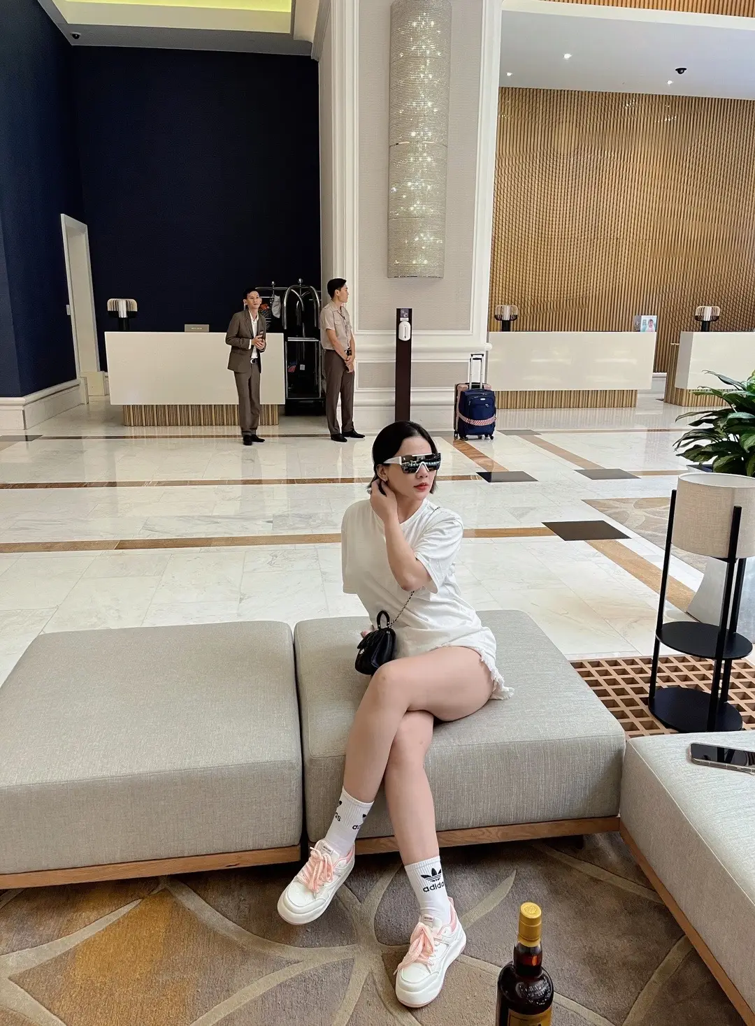 E chỉ là con gái thôi…….buồn là nghẹn ….vui thì cười toe toét…..cô đơn thì cười mĩm cái rồi lên biaaaaaa thôi….🤪