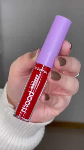 Se você é do tipo que ama um bocão hidratado, preenchido e com aquela corzinha de saúde, vem comigo conhecer o gloss Plump da linha Mood da @Ruby Rose  Corre para o site da Ruby Rose ou para sua perfumaria favorita e garanta o seu ♡ l conteúdo patrocinado l #plump #plumplips #gloss #glossylips #glossplump #rubyrose #rubyrosemakeup #review #fy #fyp #foryou 