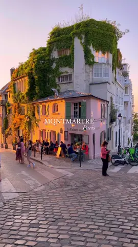 Sunset walks in Montmartre, the most romantic and iconic district in Paris 🌞💛✨🌇  #paris #parigi #france #eveningwalk
