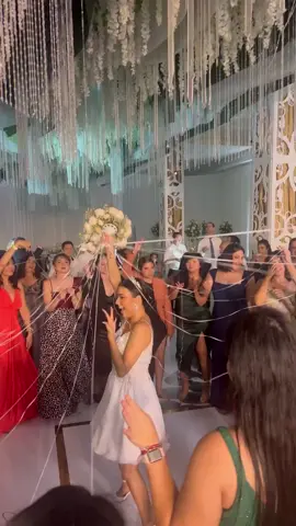 Instead of a traditional bouquet toss, try this🥰💐 #wedding #weddingideas #weddingtiktok #weddingday #fyp #foryou #foryoupage #getmeontheforyoupage 