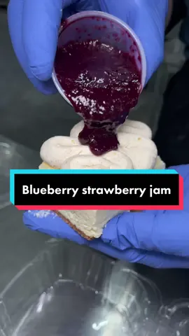 Cheesecake sandwich in Las Vegas late night food #303inthecut #lasvegasfood #vegastiktok #cheesecake #dessert 