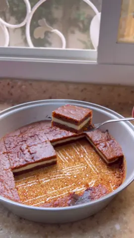 الطريقة 👇🏻  3 بيضات وفانيلا  وعلبة قشطة وربع كوب سكر و100 غرام زبدة مذابة وكوب وربع حليب محموس وملعقة باكنج باودر  حطيت نص الخليط ودخلته الفرن من تحت لحد ما استوى وبعدين طلعته واضفت الخليط الابيض  ( 3 كيري / علبة قشطة / نص كوب سكر / نص كوب حليب باودر )  ودخلتها الفرن على حرارة من فوق تتماسك بس وبعدين طلعتها واضفت باقي الخليط بعد ماخففته  ودخلته الفرن من فوق لحد ما استوى وتحمر  وبالعافية 🤍  #fyp #foryou #اكسبلور #السعودية #explore #الواديين 