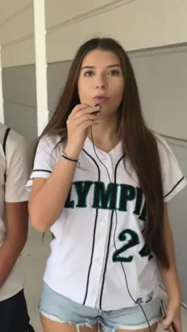 ASKING OUR NEW FRESHMEN SOME BACK TO SCHOOL QUESTIONS… lets see who needs a refresher!! 🤫🤫🤫😲😲📚📚📚 #freshmen #highschool #interview #funnyinterview #schoolinterview #funny #blondes #brunettes #dumb #smart 