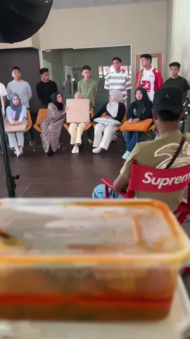 Before bella masuk kerja , kena siapkan lunch untuk alieff . Ikan pari masak asam pedas cara saya . Siap masak terus hantar kat office suami @Alieff Irfan  . Buat surprise untuk suami , sorry ganggu tengah shoot , hehehe ❤️ #fyp #masak #aiteam #founderaylaglow 