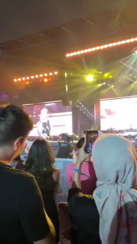 Jennie diminta cubit pipi jisoo 🥰 #jenso #jennie #jisookim #bornpinkjakarta #bornpinkconcert 