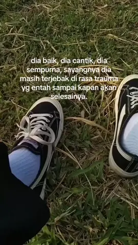 kenapa aku harus ketemu kamu disaat kamu masih trust issue kenapaaaaa???