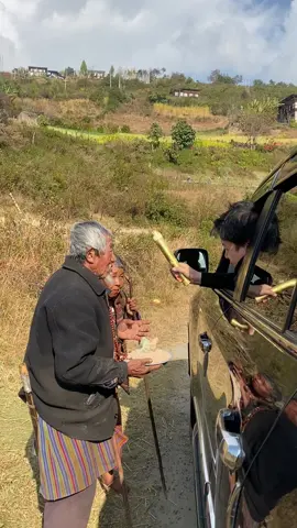 An old couple receiving blessings from Kyabje Rinpoche on the way to Bidung Lhakhang.  #dungseygarabrinpoche 