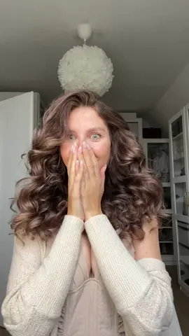 Healthy-Hair-Styling✨ Anzeige/ Habe einfach die schönsten Locken gemacht (ohne Hitze, ohne Schäden!) mit dem „Heatless Curling Set“ von @invisibobble® 😍 Übrigens kommt invisibobble im neuen Packaging daher mit einer nachhaltigen, plastikfreien Verpackung und einem neuen schlichten Logo🙌🏽 Rennt zu @dm-drogerie markt oder shoppt Online💗 Denn ihr müsst das Set haben glaubt mir😍 #invisibobble #bobbleyourday #hairstyle #style #hack #beauty 
