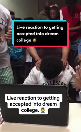 Live reaction of a women getting accepted to her dream college. ❤️ 👩‍🎓 #dreamcollege #collegeacceptances #collegeacceptance #collegeapplication 