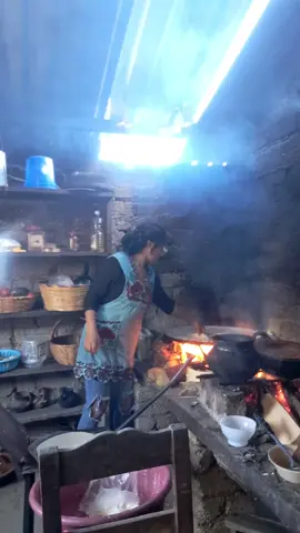 Excelentísimo inicio de semana ojitos!!! les Deseo lonmejor de lo mejor, desde la sierra mixe de #oaxaca 🥳❤️💃🖐. #lunes #cocina #rancho #mujeres #pueblo 