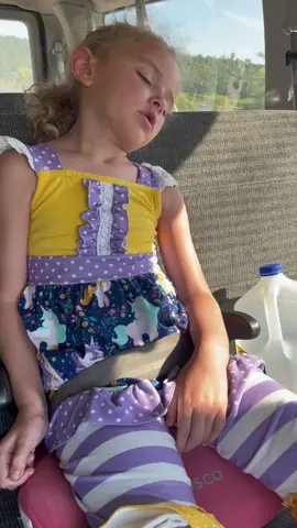 Omg!🤣🤣🤣 #kids #sleepyday #hilarious #sleepwalking #fyp #bobblehead #humanbobblehead #noddingoff #nodding 