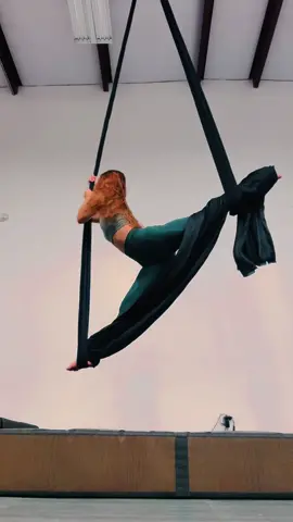 Been getting into aerial thanks to @Gabrielle 💕 #beginner #fyp #aerialsilks #aerial 