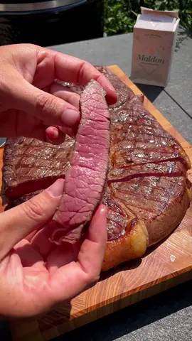 ➡️ BIG ENOUGH for you‼️ 😇🤷🏻‍♂ ________________________________ Krasses Teil, oder?! 2,5kg DRY AGED SIMMENTALER Beef in einem Steak! 🤩 👉🏽FAZIT: Geschmacklich echt super - schön intensiver Rind-Geschmack. Allerdings schon deutlich zäher im Biss als ein Steak aus dem Rücken. Das Tom & Jerry Steak kommt eben aus der viel beanspruchten Keule des Rindes, was man auf jeden Fall schmeckt. TIPP: In schön dünne Tranchen schneiden - fast wie Aufschnitt - dann kann man es hervorragend essen! 👍🏼😊 Auf jeden Fall kriegt man damit ne ganze Meute satt! 🤙🏽😅   _______________________________⠀⠀⠀⠀⠀⠀⠀⠀⠀⠀⠀⠀⠀⠀⠀⠀⠀⠀⠀⠀⠀⠀⠀⠀⠀⠀ ⠀⠀ #steak #bigsteak #knife #juicy #crust