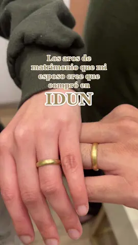 Los aros de matrimonio que tenemos VS los que nuestras clientas nos piden 🤭😂 Etiqueta a tu amiga que los necesita🥰😜 #oro18k #joyeria #joyeriaperuana #joyasdeoro #arosdematrimonio #matrimonio #aros #humor #comedia #broma #peru