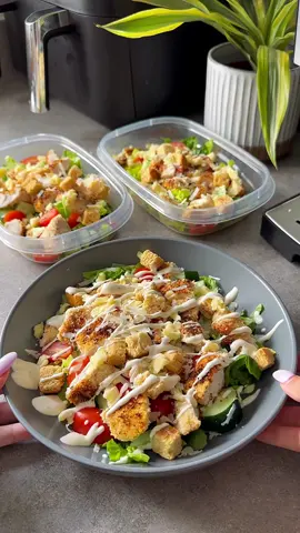 MEAL PREP CHICKEN CAESAR SALAD🥗☀️350 calories & 35g protein!! This recipe takes just 15 minutes to throw together and tastes incredible! A perfect summer lunch!!😍 INGREDIENTS: - 300g chicken breast  - 50g breadcrumbs - Salt & pepper (and any other seasonings of choice) - Lettuce - Tomato - Cucumber - 30g parmigiano  - 30g light mature cheddar cheese - 60g Croutons - Caesar dressing METHOD:  - Coat your chicken in breadcrumbs and top with salt, pepper and any other seasoning of choice. - Pop this into the airfryer and spray with some frylight. Cook on 190C for 12 minutes. - Chop up your salad and throw this into your containers, then top with your chicken, cheese and croutons. - Finish with your Caesar dressing when you’re ready to eat your salad or else it makes the salad soggy! Recipe makes 3x servings. Per serving. ✨CALORIES: 350 ✨PROTEIN: 35g ✨CARBS: 26g  ✨FAT: 11g