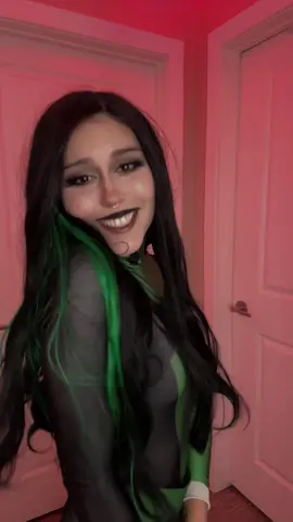 noooo cause i didnt expect it to look good what #shego #browneyes #greeneyes #cosplayer 