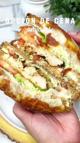 🔅Ingredientes: - 2 rebanadas de pan integral. - 1 cda del aderezo de tu preferencia, usé uno a base de aceite de aguacate. - 1 rebanada de pavo horneado. - 1 rebanada de queso mozarella. - ½ pechuga de pollo a la plancha. - Tomate, lechuga. 🔅Preparación: Tan sencillo como agregar todos los ingredientes al pan integral. Colocar en el air fryer por 8min a 350°F. Disfruta💪🏽💪🏽 Usé mi nuevo airfryer de @mychefman que lo amo❤️ . #panenairfryer #pansaludable #opciondecenasaludable #opciondecena #censaludable #recetasfacilesricas #recetasfaciles 