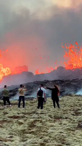 A veces hay que correr para disfrutar de la experiencia 🏃‍♀️ #iceland #travel #islandia #viajar #volcan #volcanoeruption 