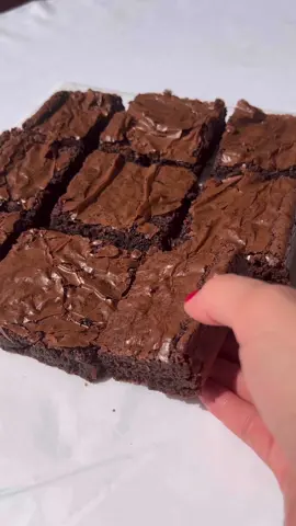 Brownie 🍫  Só façam essa receita! Aqui em casa não dura um dia, fica delicioso 🤤 Esse Brownie não tem lactose e ainda fica super econômico, ótimo para vender.  INGREDIENTES  125g de farinha de trigo  60g de cacau 50%  100g de óleo  1 colher de chá de fermento  170g de açúcar de confeiteiro ou refinado   60g de açúcar mascavo  2 ovos grandes  1 colher de sopa de extrato de baunilha  INSTRUÇÕES 1. Pré-aqueça o forno a 180 graus. Forre sua assadeira com papel manteiga.   2. Misture o óleo, os dois açúcares, os ovos e a baunilha até ficar claro e homogêneo.  3.Acrescente o cacau, a farinha e o fermento.   4. Despeje a massa na forma preparada e alise a superfície.  5. Asse por 25-30 minutos ou até que o palito inserido no meio saia limpo.  Deixe os brownies esfriarem completamente antes de servir. Dicas ✨ - Peneirar o açúcar mascavo - ﻿﻿Quando fazemos o Brownie com açúcar bem fininho, como o de confeiteiro, ele dissolve melhor e fica com a película bem brilhante como mostrei no video - ﻿﻿Também funciona com manteiga ou óleo de coco, no lugar do óleo - ﻿﻿É possível não usar o fermento se preferir a textura ainda mais densa. Na minha receita adiciono bem pouquinho, porque fica na textura perfeita. Denso, como o Brownie é mesmo, mas ainda tem uma leveza. #brownie#chocolate#receitas#sobremesa #doces #cozinha #receitasimples #bolo 