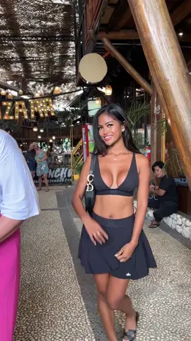 When you think theyre taking a picture but its a video 😭 . #Filipina #model #funny #shopping #bazaar #girl 