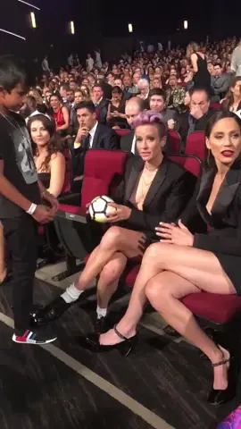 Rapinoe with the “no look” Autograph  #rapinoe #uswnt #womensoccer #Soccer #futbol #football #meganrapinoe 